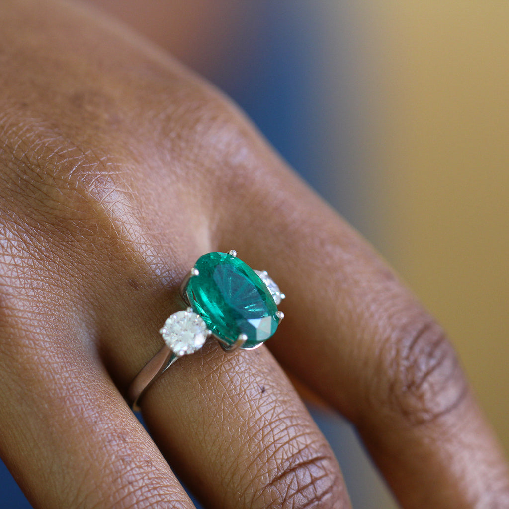 platinum green emerald trilogia diamond engagement ring