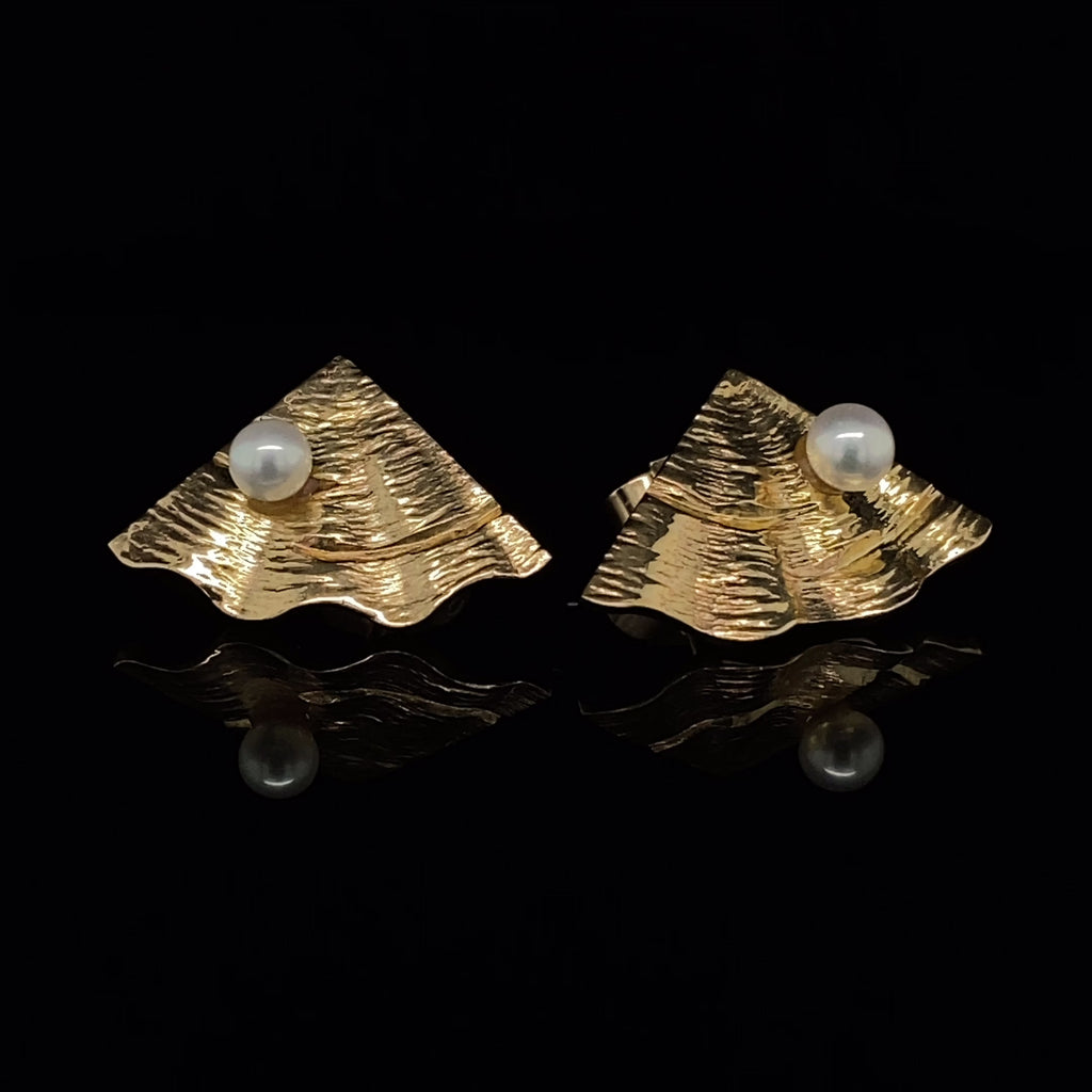 Video of Martina Hamilton's 9k Yellow Gold Shore Pearl Earrings. Available on DESIGNYARD.com and in our Jewellery Shop Dublin, Ireland.