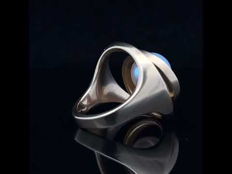 Video of Angela Hubel's Contemporary 18k Rose Gold White Pearl Pirouette Statement Ring. Available on DESIGNYARD.com no.1 for Contemporary Jewellery Dublin, Ireland. Free Worldwide Shipping with DHL.