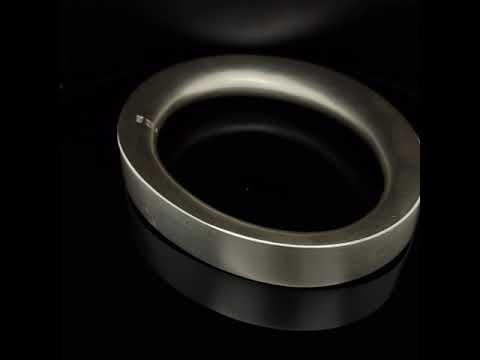 Video of Erik Urbschat's Contemporary Sterling Silver Unrund Bangle. Available on DESIGNYARD.com and in our Jewelry Store Dublin, Ireland.