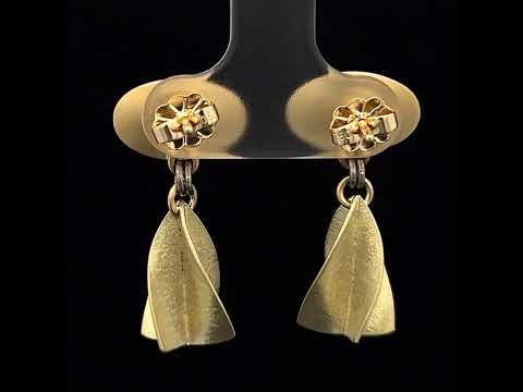 Video of Jean Scott-Moncrieff's 18k Yellow Gold Short Twist Drop Earrings. Available on DESIGNYARD.com and in our Jewelry Store Dublin, Ireland.