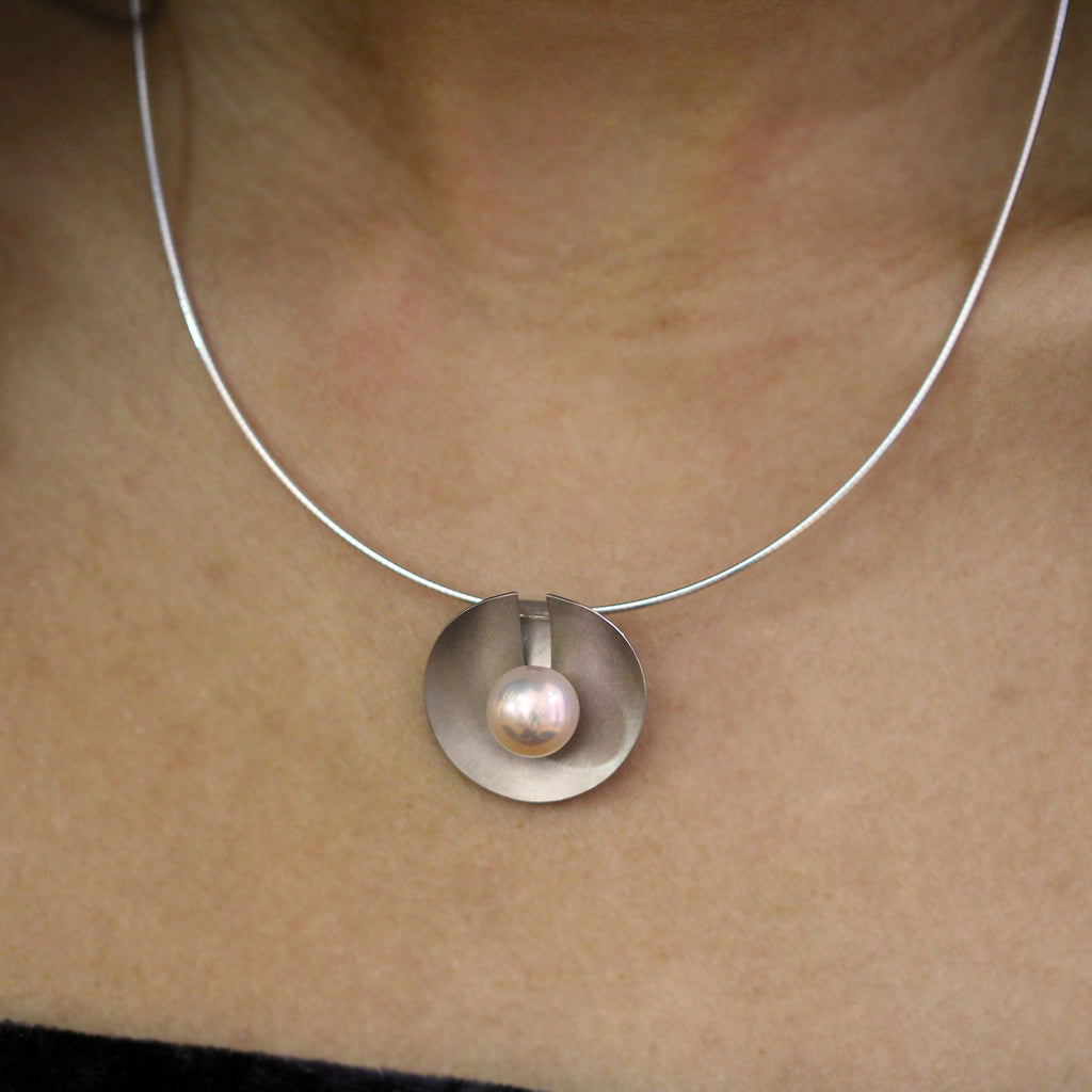 Cardillac - 18k White Gold Limpet Pearl Necklace - DESIGNYARD contemporary jewellery Dublin Ireland.