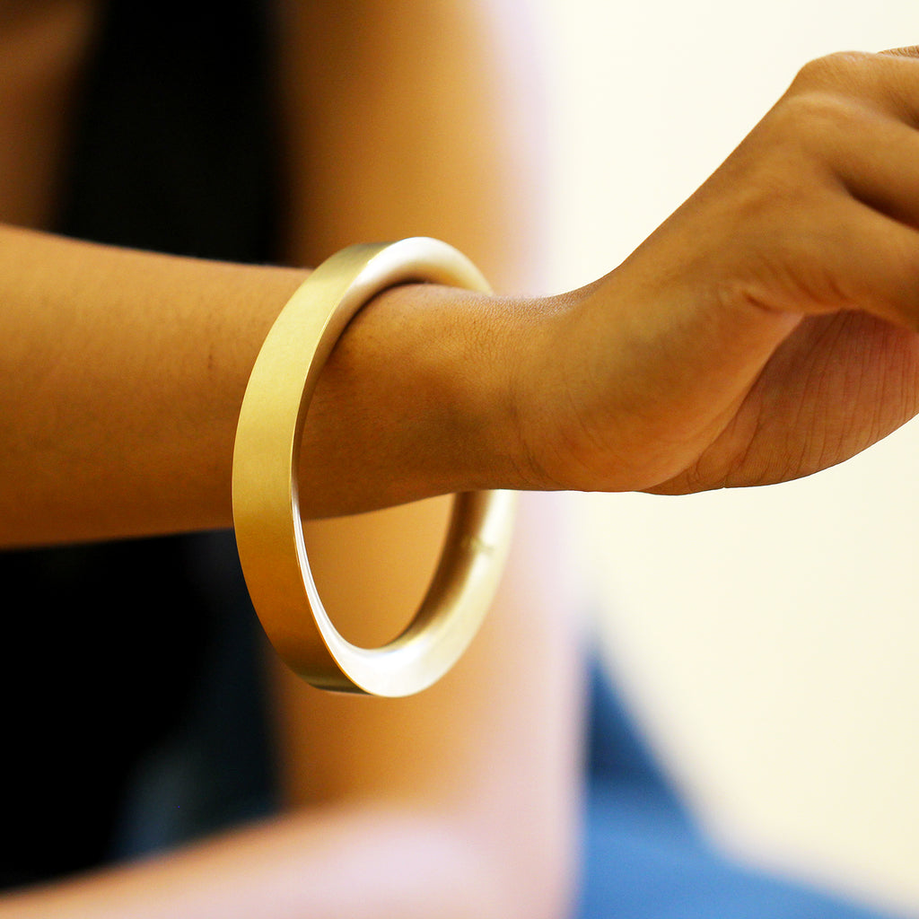 Erik Urbschat - 18k Yellow Gold Unrund handmade unique Bangle - DESIGNYARD no 1 for contemporary jewellery Dublin Ireland.